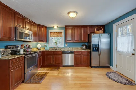 10 Lincoln Drive Raymond NH 03077