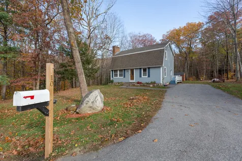 10 Lincoln Drive Raymond NH 03077
