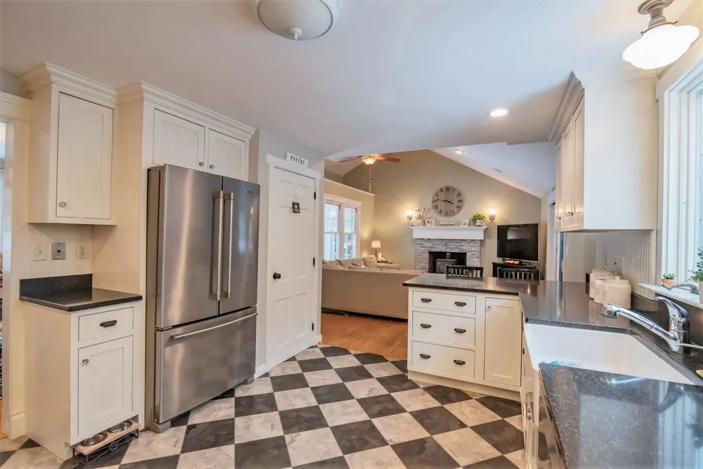 8 Country Club Lane Plaistow NH 03865