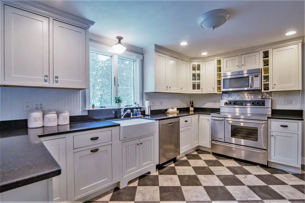 8 Country Club Lane Plaistow NH 03865