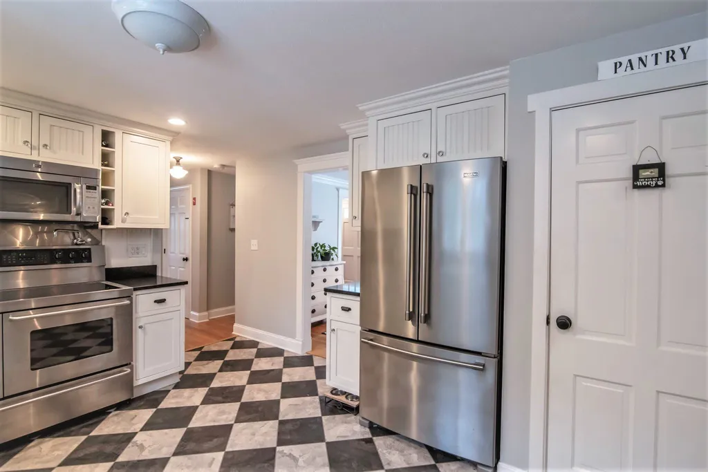 8 Country Club Lane Plaistow NH 03865