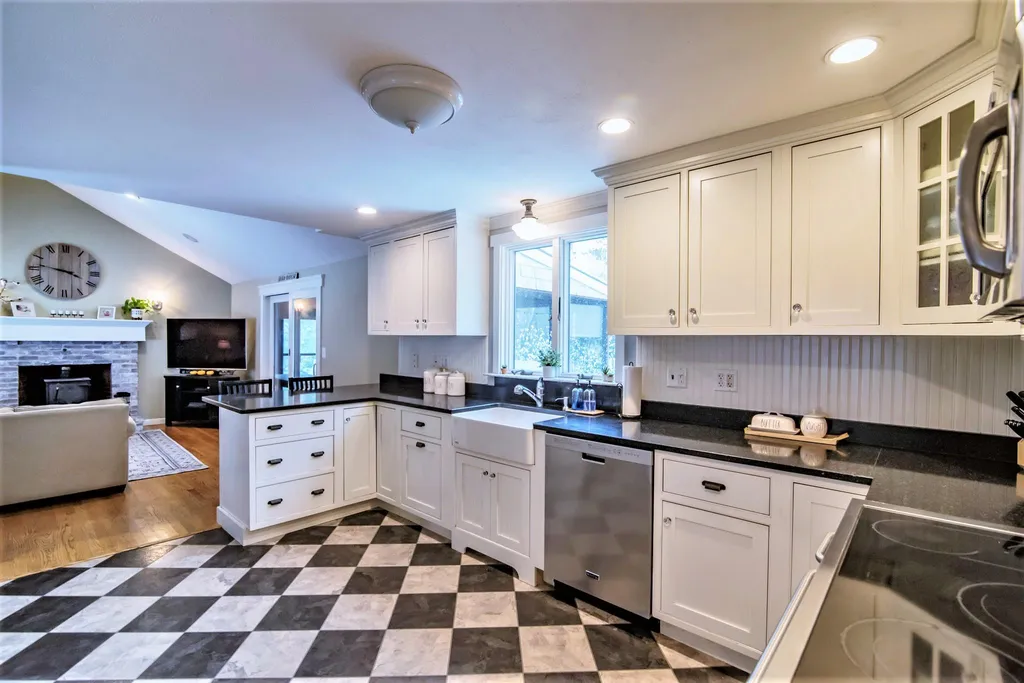 8 Country Club Lane Plaistow NH 03865