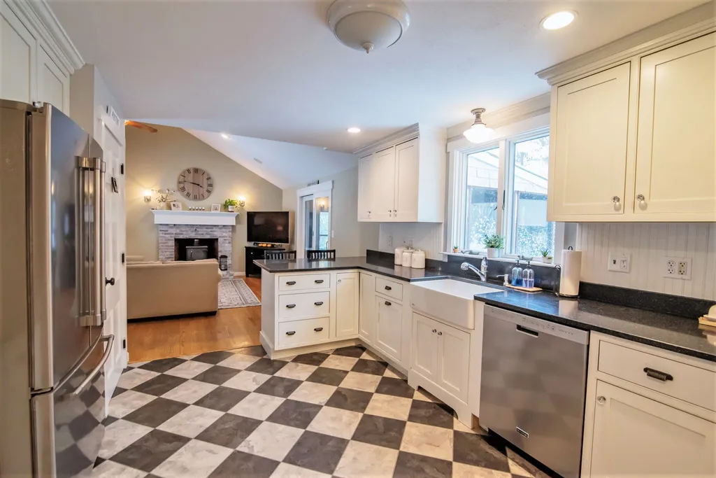 8 Country Club Lane Plaistow NH 03865