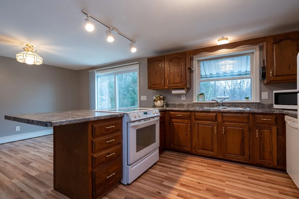 11 Royal Range Road Sandown NH 03873