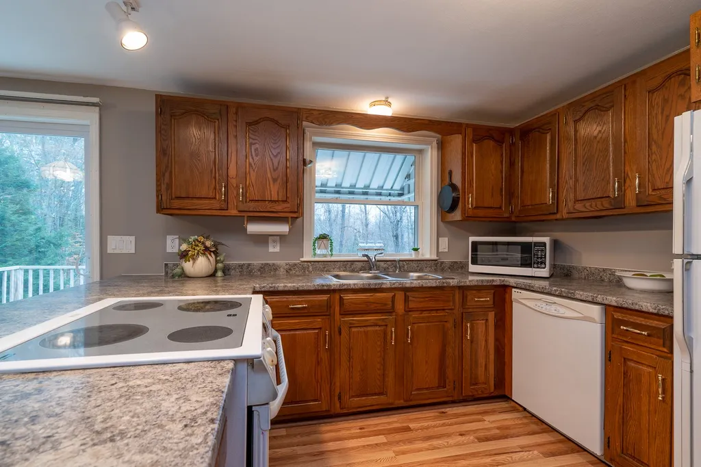 11 Royal Range Road Sandown NH 03873