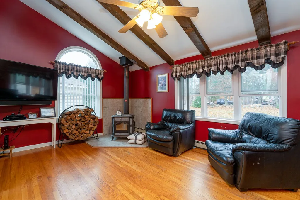 11 Royal Range Road Sandown NH 03873