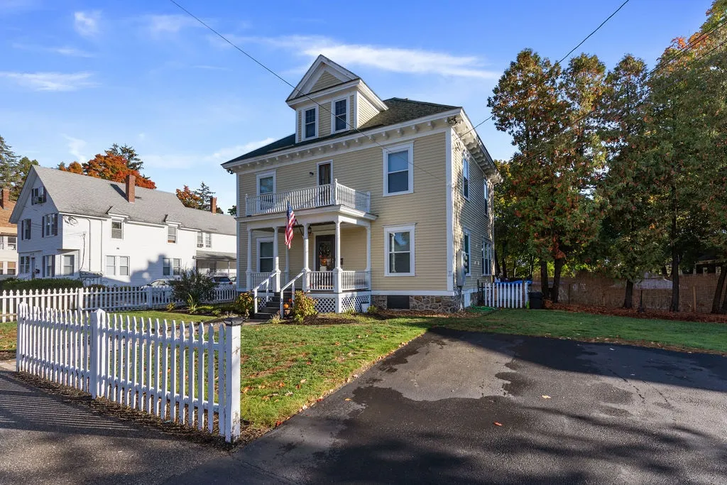8 Oak Street Derry NH 03038