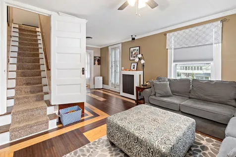 8 Oak Street Derry NH 03038