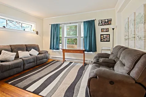 8 Oak Street Derry NH 03038