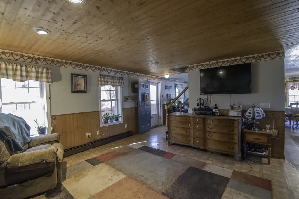 18 Cheney Lane Danville NH 03819
