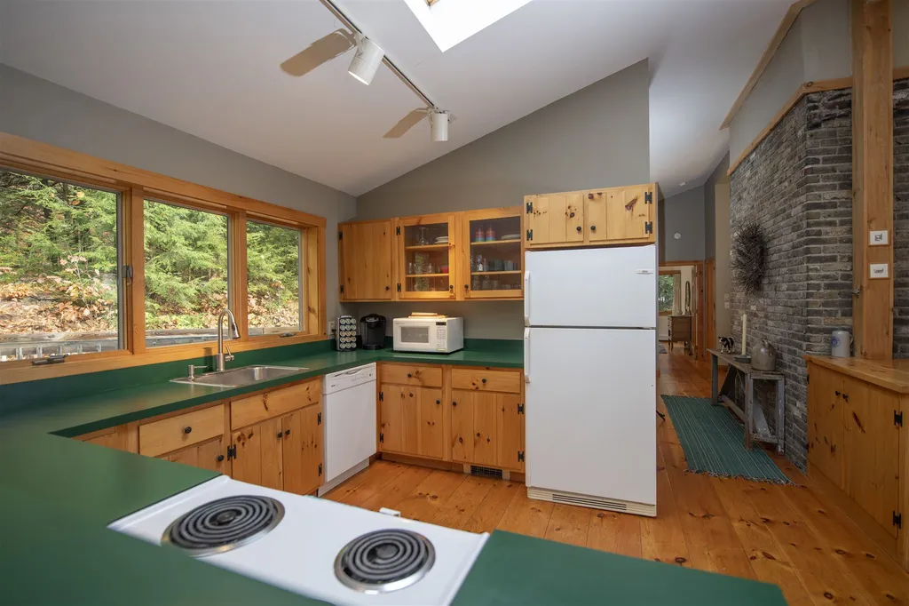 324 Hard Road Hartford VT 05059