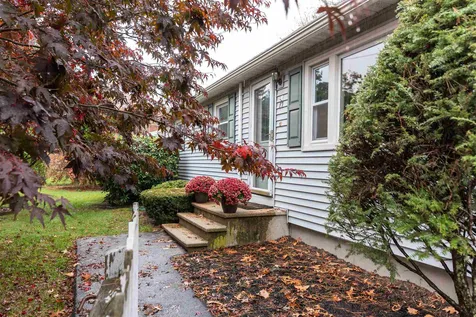 17 Bramble Drive Nashua NH 03062