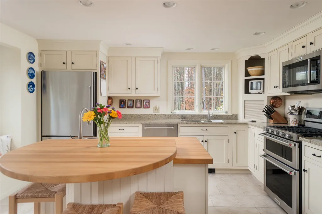 8 Bartlett Road Durham NH 03824