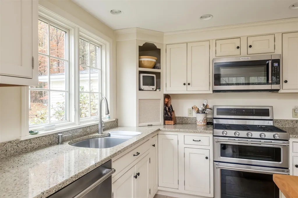 8 Bartlett Road Durham NH 03824