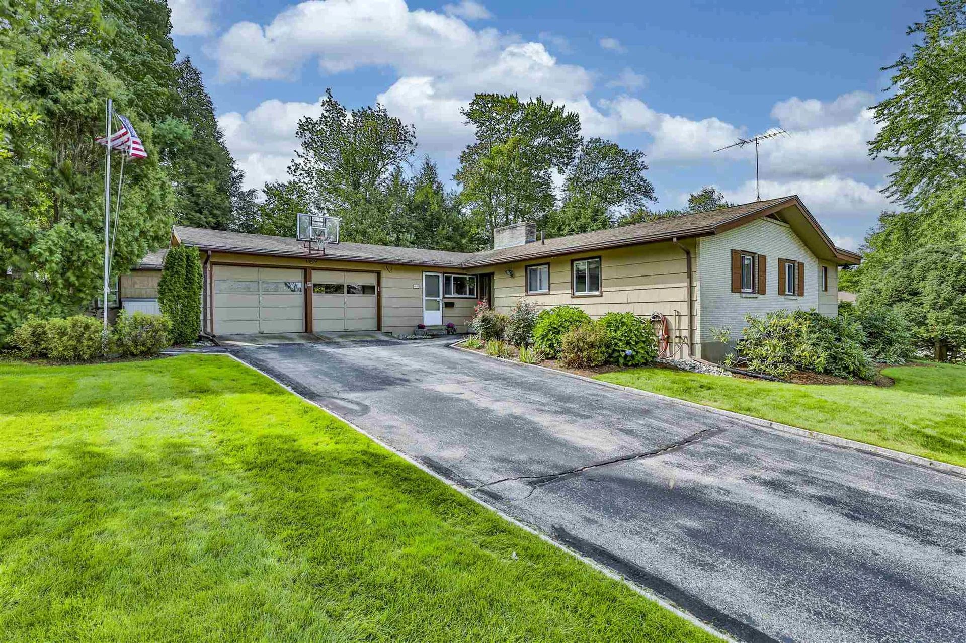 45 Crestview Road Manchester NH 03104