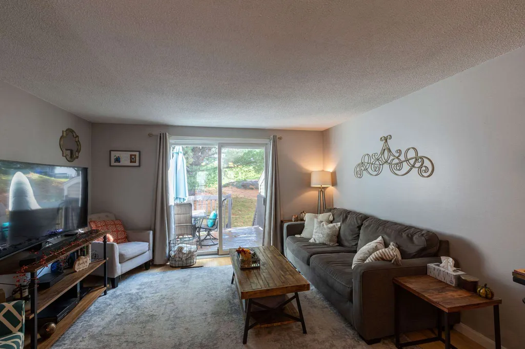 537 Fox Hollow Drive Hudson NH 03051