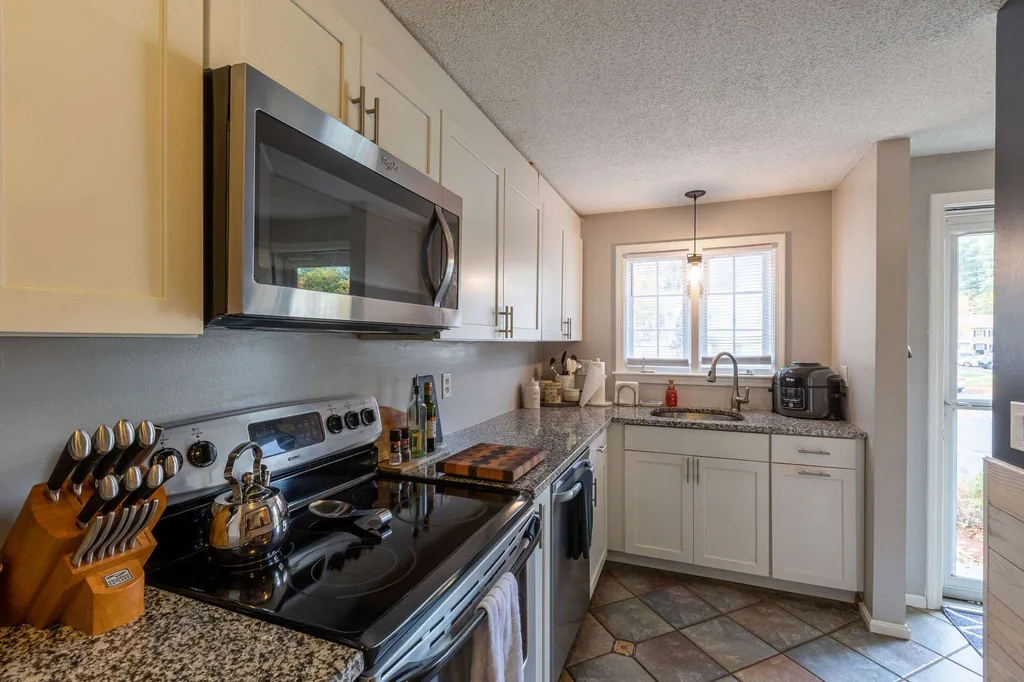 537 Fox Hollow Drive Hudson NH 03051