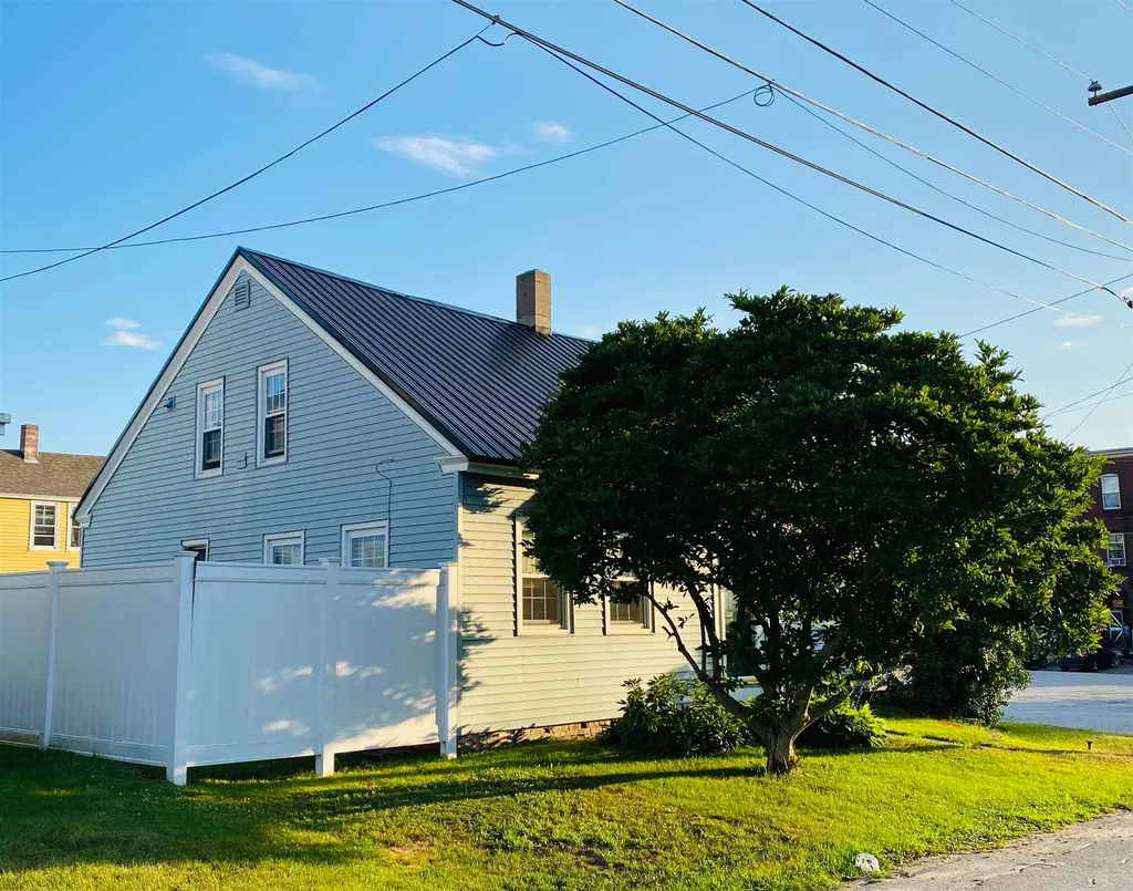 21 Bunker Hill Street Lancaster NH 03584