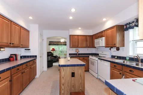 226 Victorian Way Manchester NH 03104