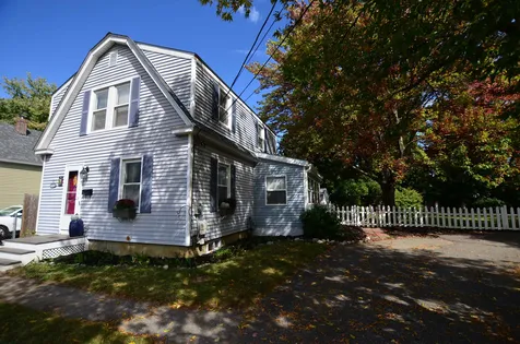 7 Oak Avenue Hudson NH 03051