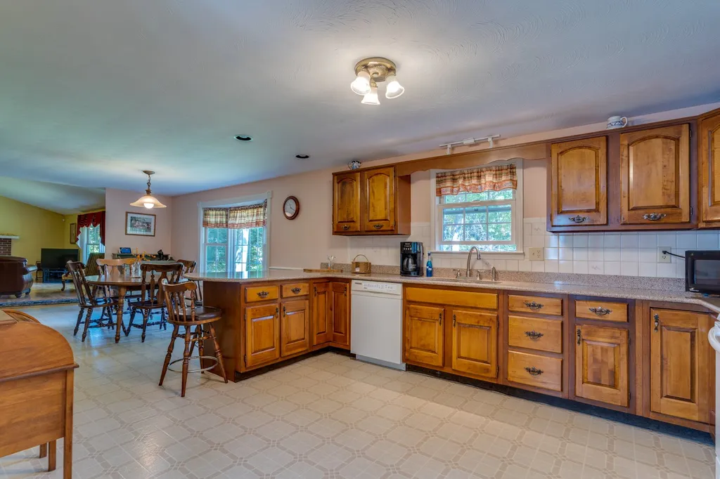53 Rowe Drive Fremont NH 03044