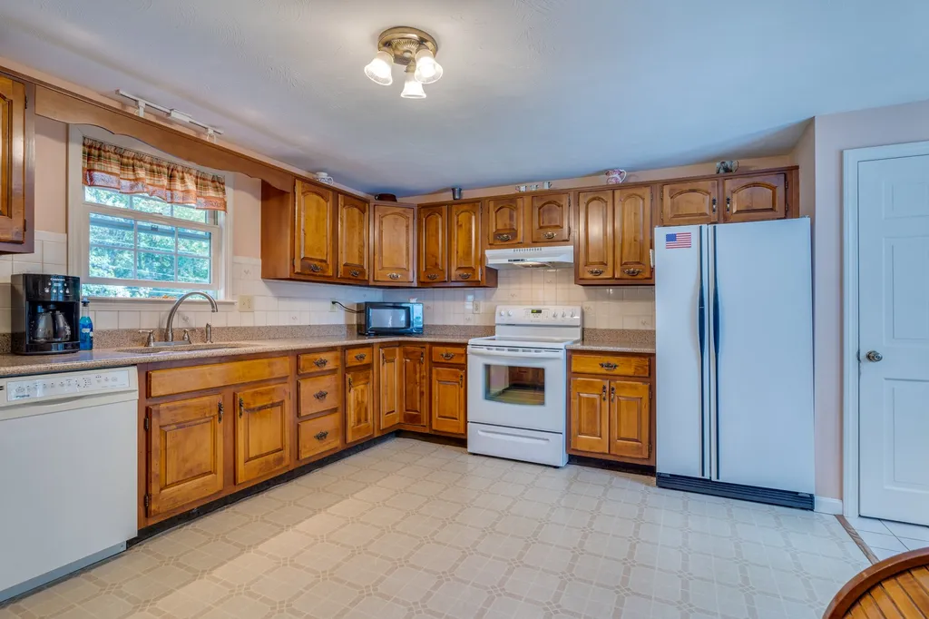 53 Rowe Drive Fremont NH 03044