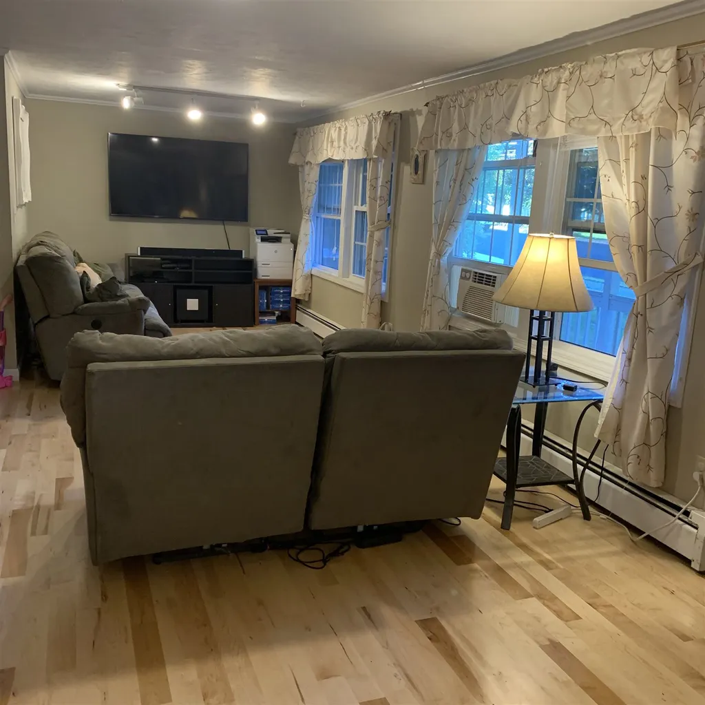 8 Whitford Road Nashua NH 03062