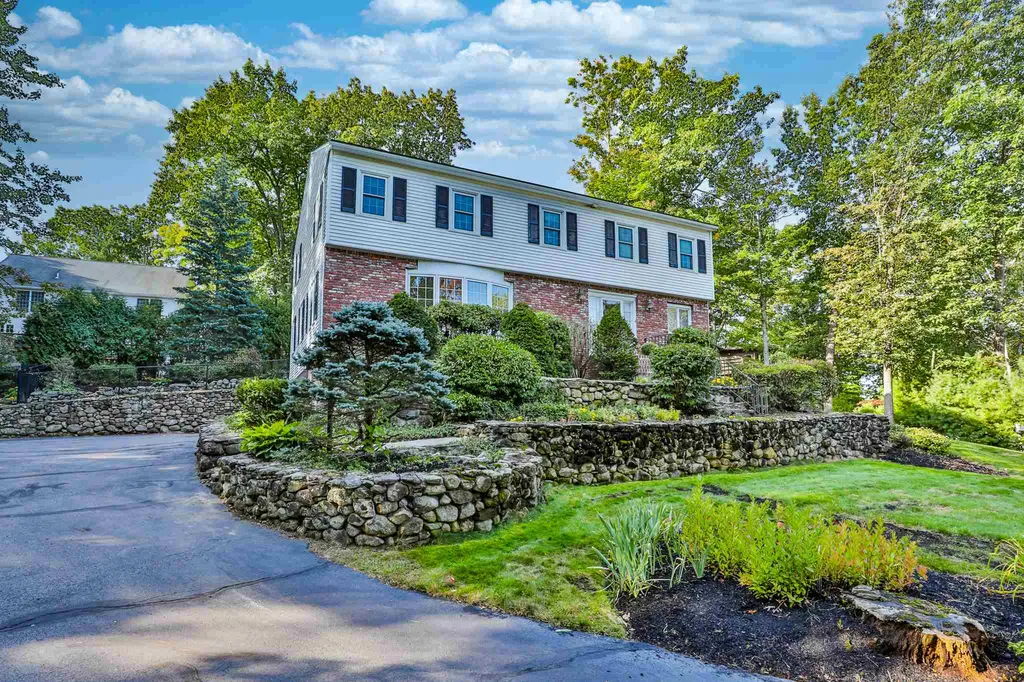 22 Cabot Drive Nashua NH 03064