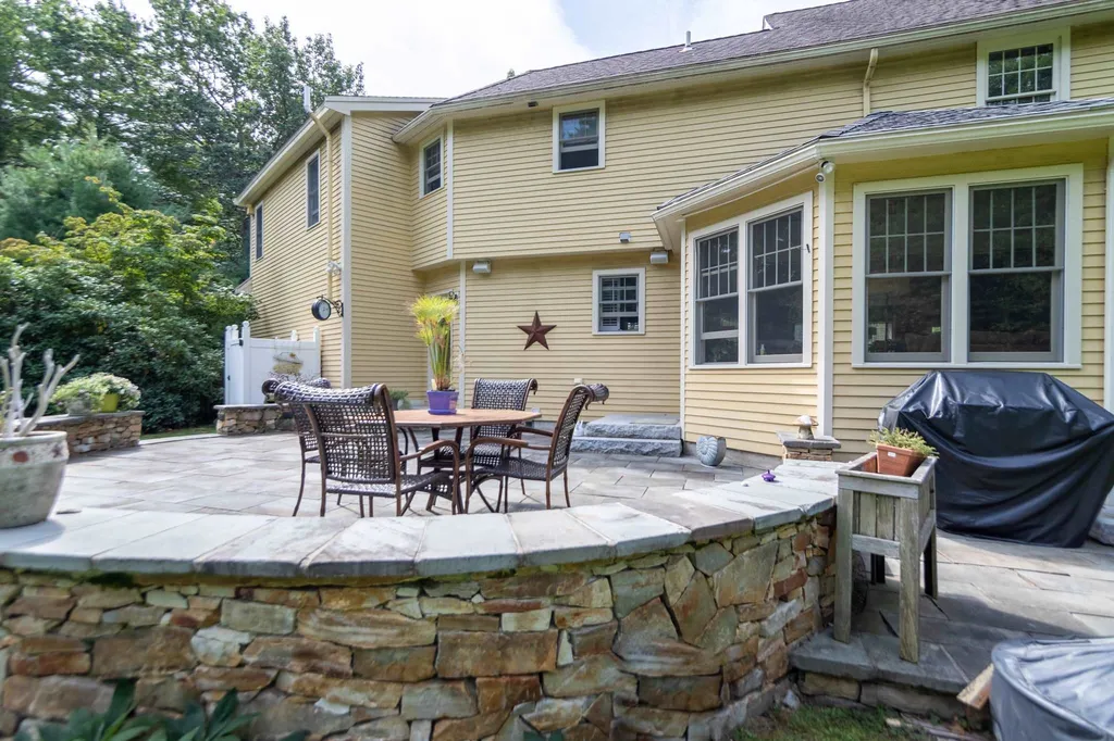 15 North Shore Road Hampton NH 03842