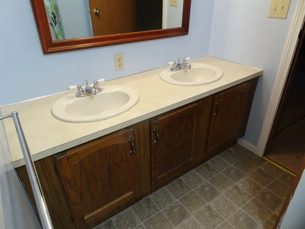 4 Agent Road Raymond NH 03077