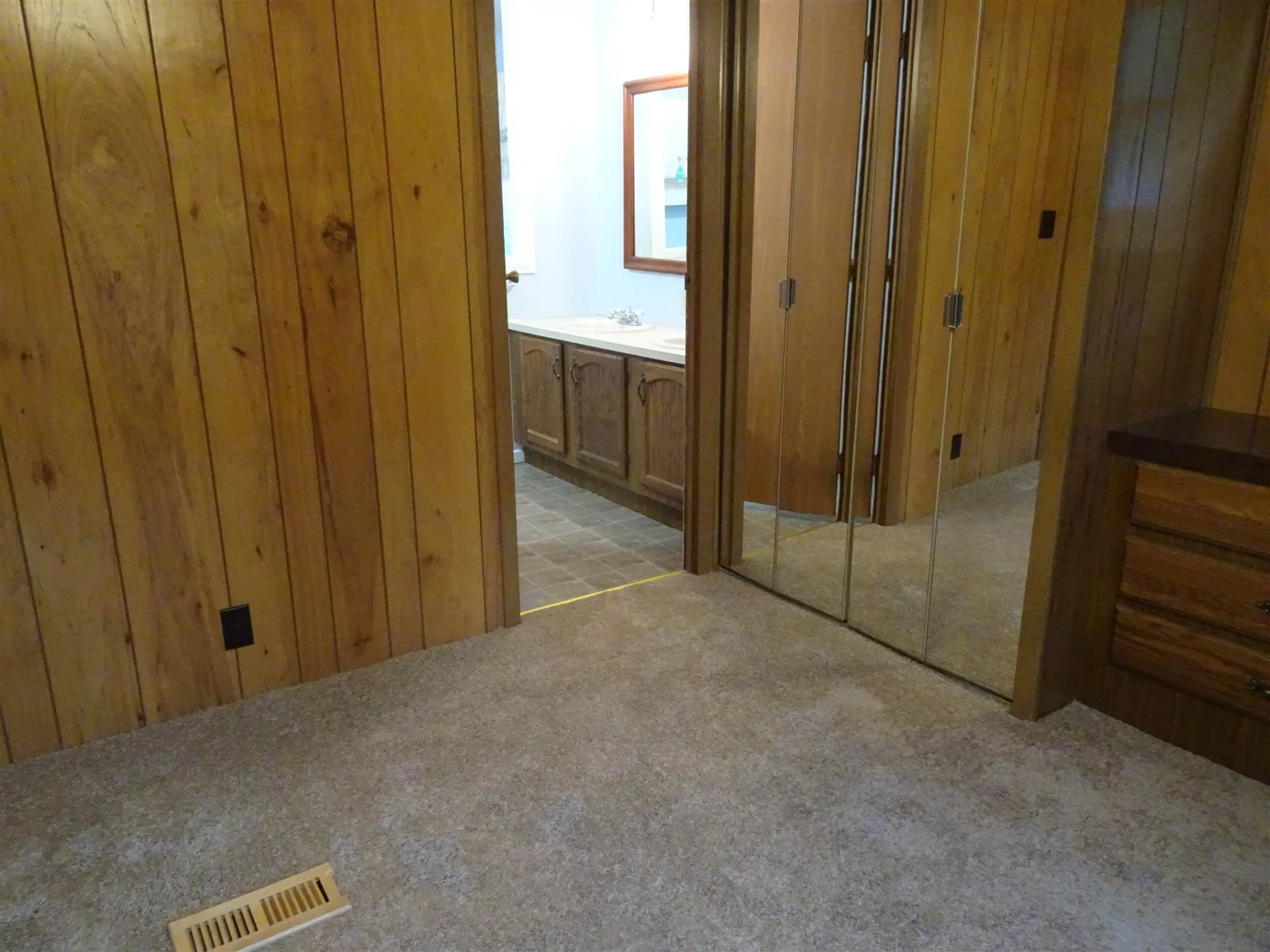 4 Agent Road Raymond NH 03077