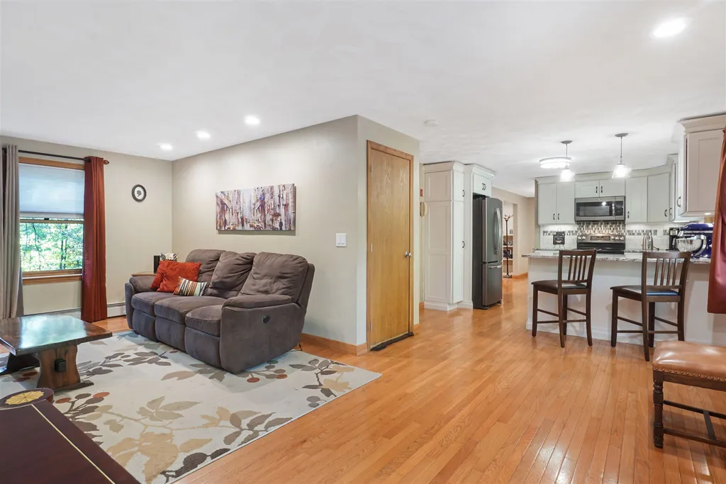 3 Hawkview Road Hudson NH 03051