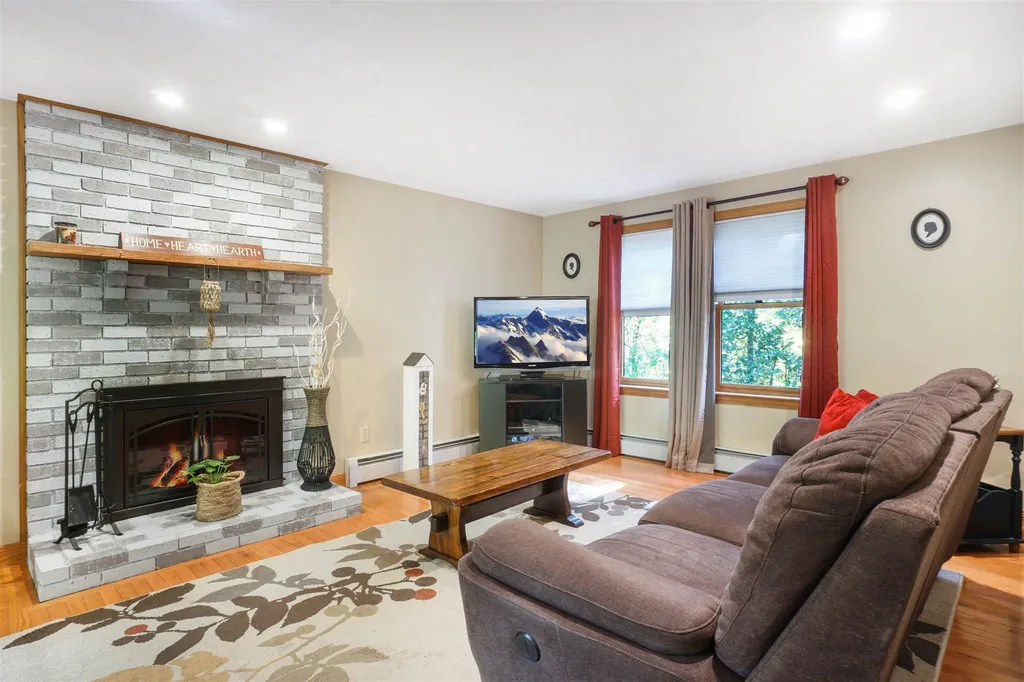 3 Hawkview Road Hudson NH 03051