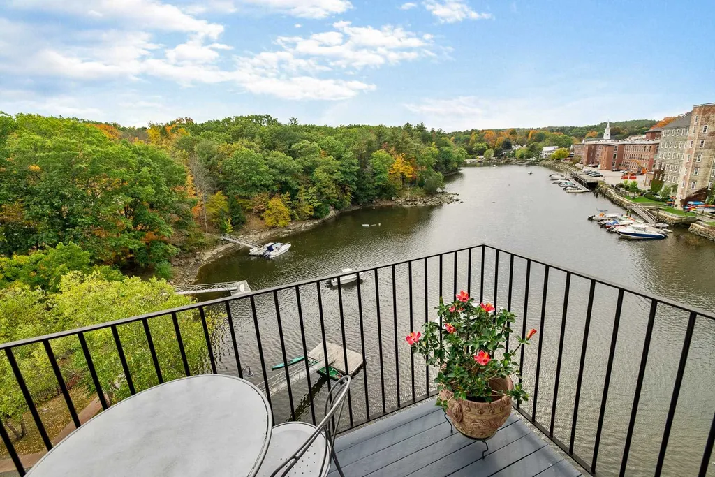 6 Bay Road Newmarket NH 03857