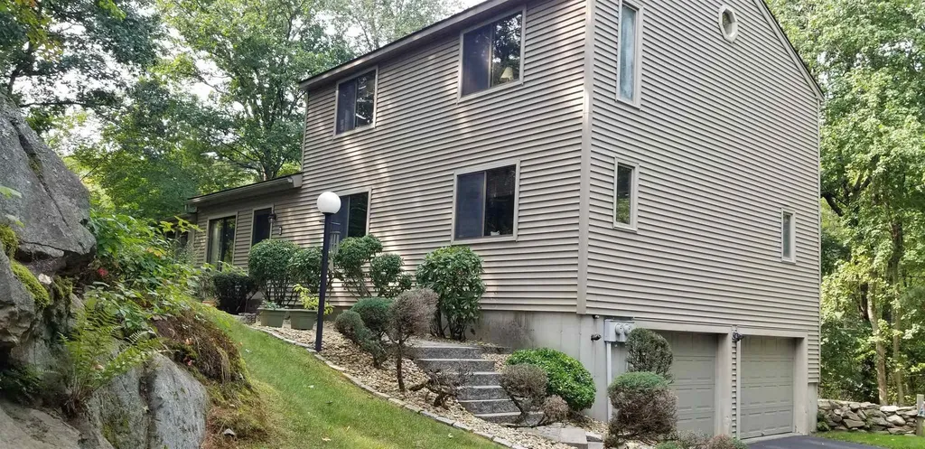 8 Windsor Boulevard Londonderry NH 03053