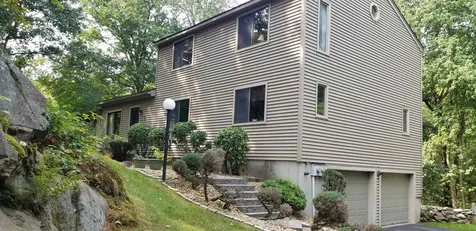 8 Windsor Boulevard Londonderry NH 03053