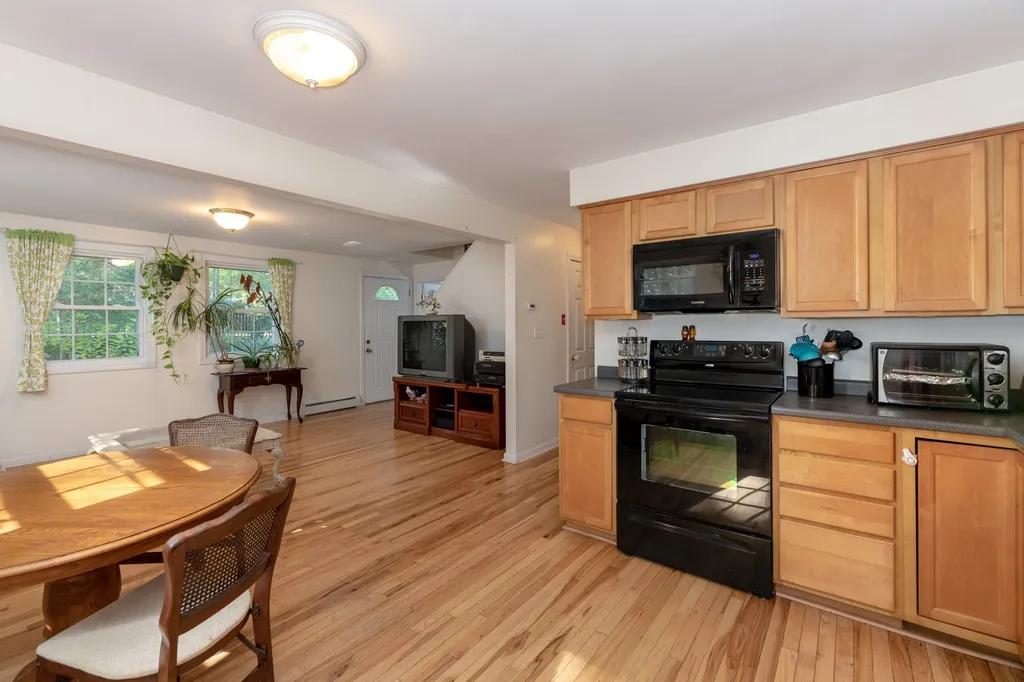 31 Nancy Lane Raymond NH 03077