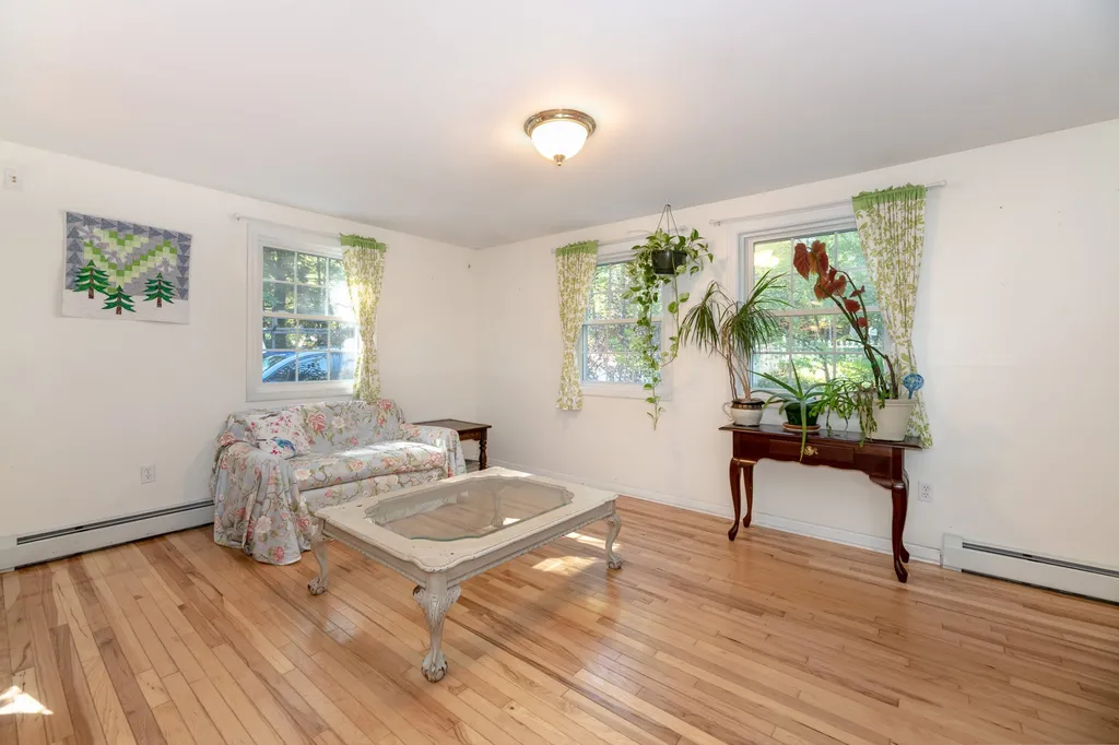 31 Nancy Lane Raymond NH 03077