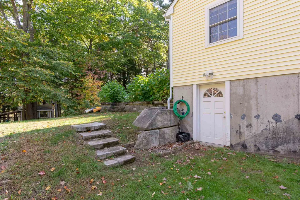31 Nancy Lane Raymond NH 03077