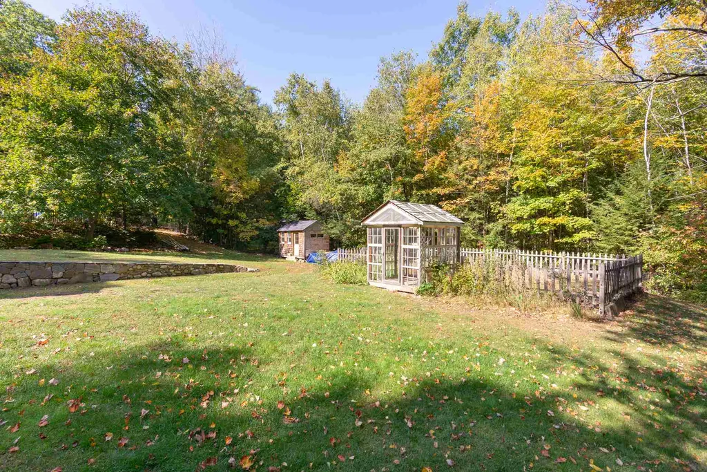 31 Nancy Lane Raymond NH 03077
