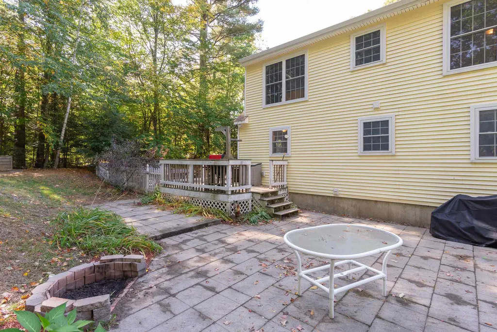31 Nancy Lane Raymond NH 03077