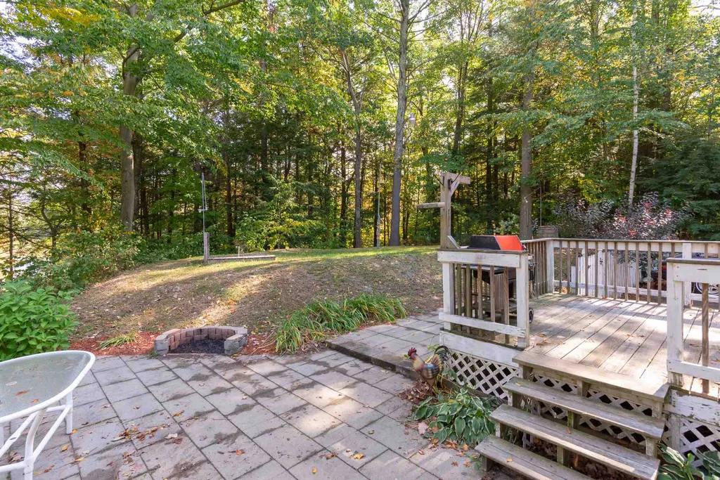 31 Nancy Lane Raymond NH 03077