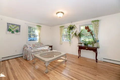 31 Nancy Lane Raymond NH 03077