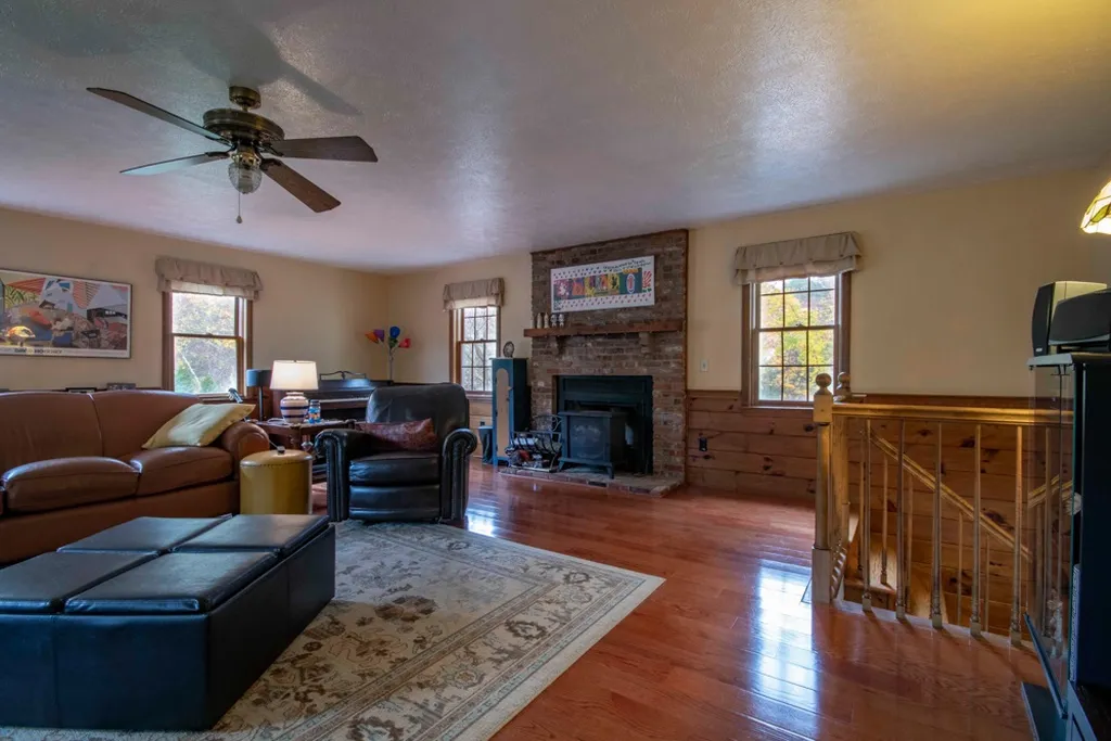 8 Verdi Lane Londonderry NH 03053