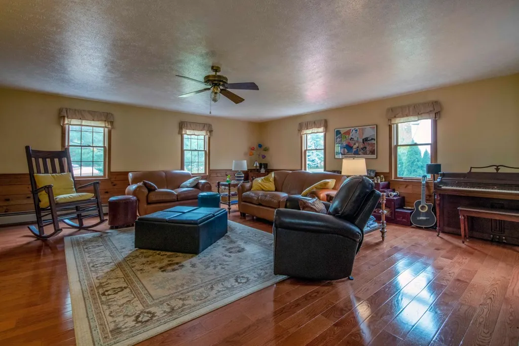 8 Verdi Lane Londonderry NH 03053