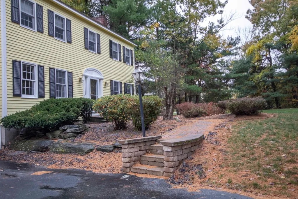8 Verdi Lane Londonderry NH 03053