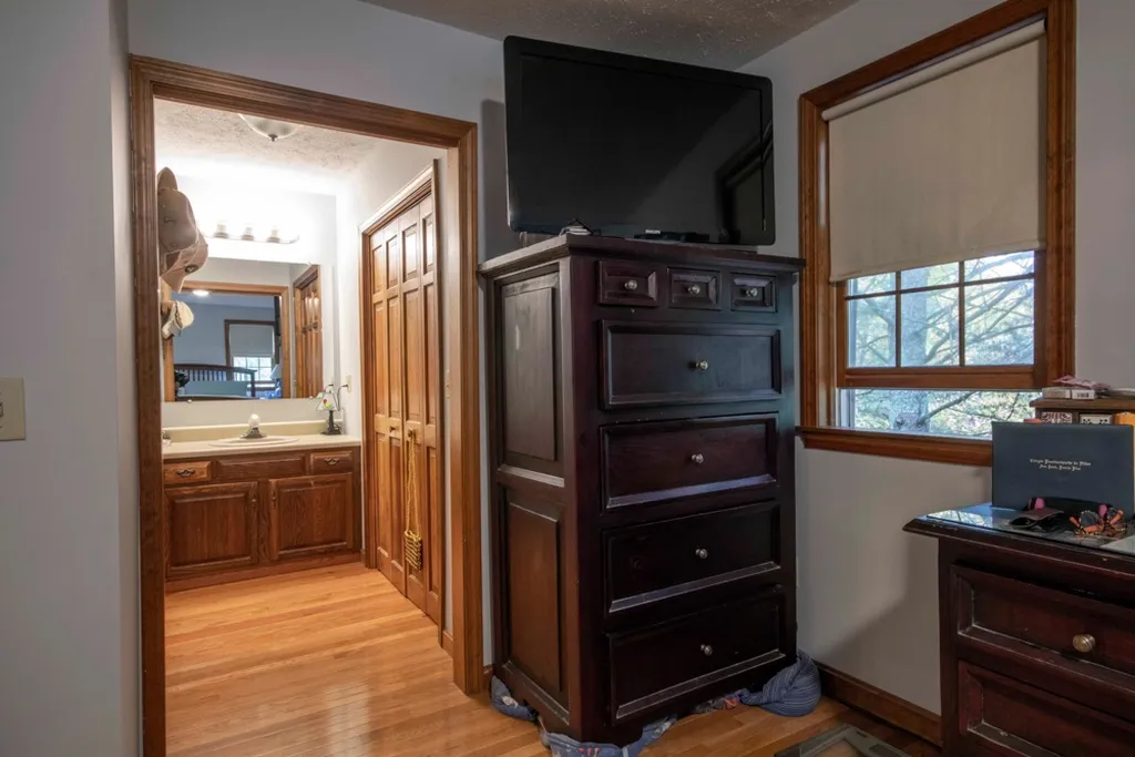 8 Verdi Lane Londonderry NH 03053