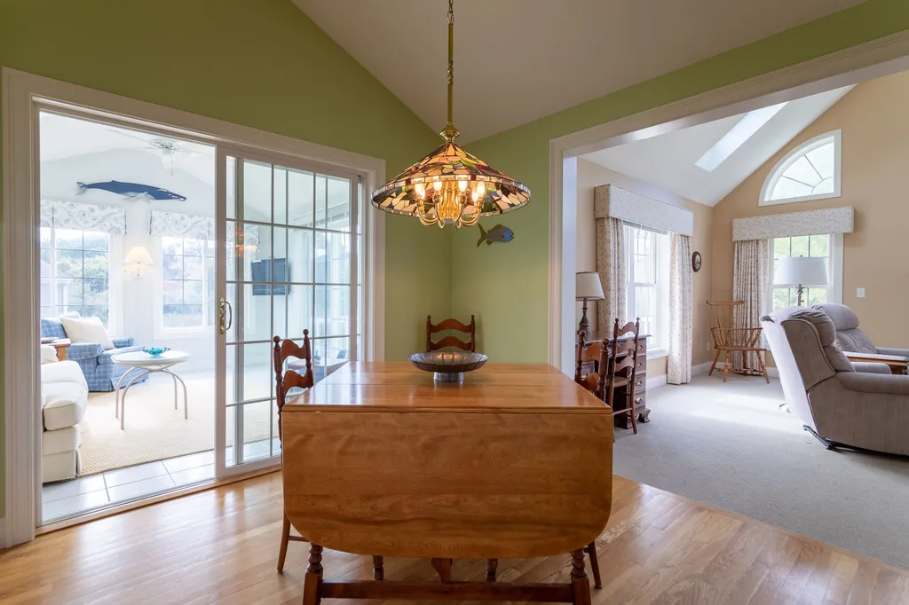 56 Hampton Meadows Hampton NH 03842-1814