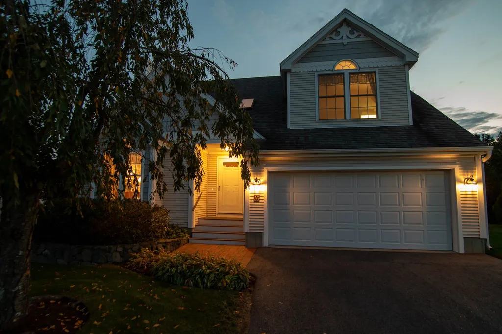 56 Hampton Meadows Hampton NH 03842-1814