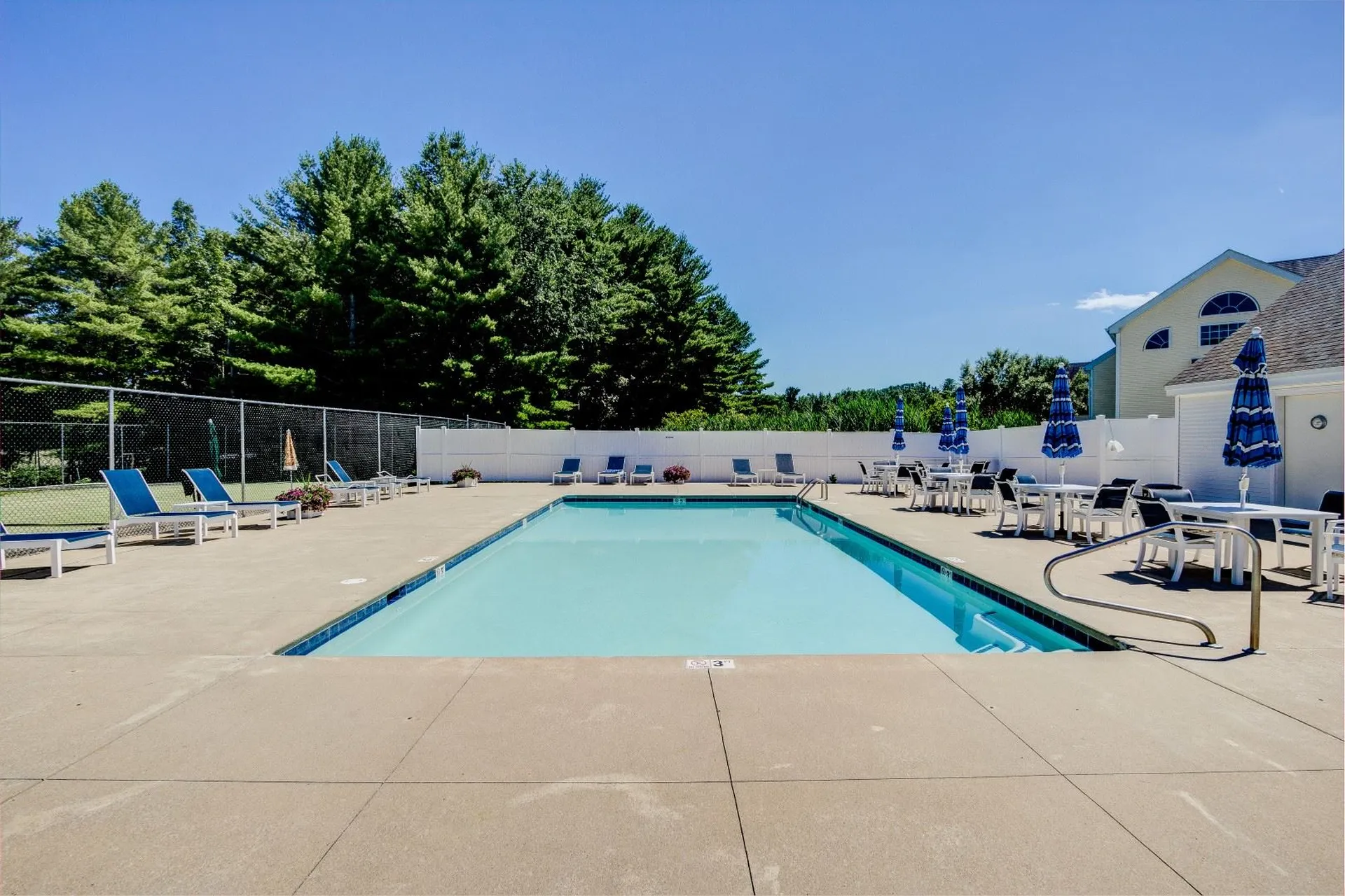 56 Hampton Meadows Hampton NH 03842-1814